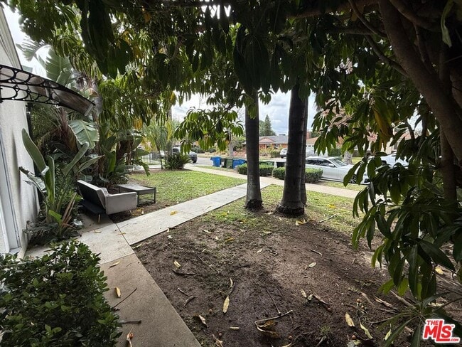 Building Photo - 7006 Encino Ave