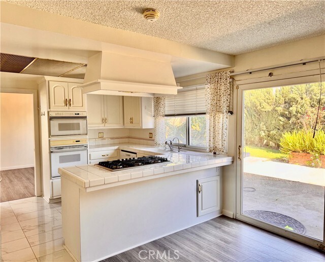 Building Photo - 202 S Barbara Way