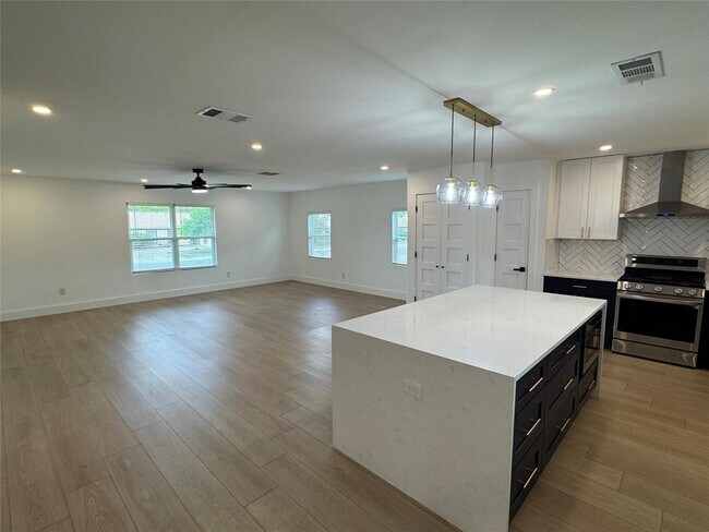 Building Photo - 5805 N Hampton Dr