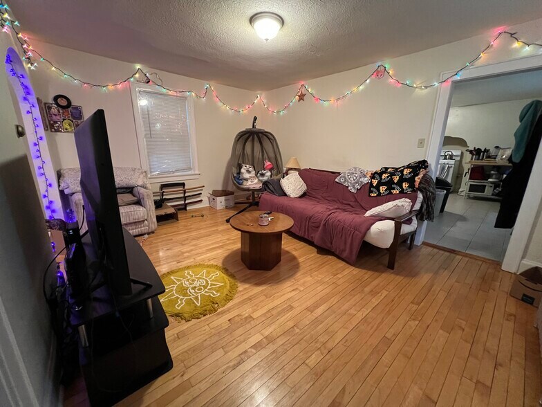 Living room - 1671 N Van Buren St