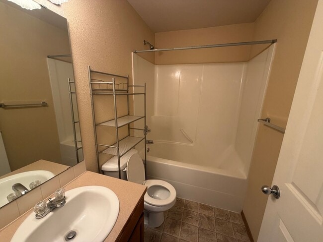 Building Photo - Beautiful 3 bedroom in Spanaway WA - Apply Today!