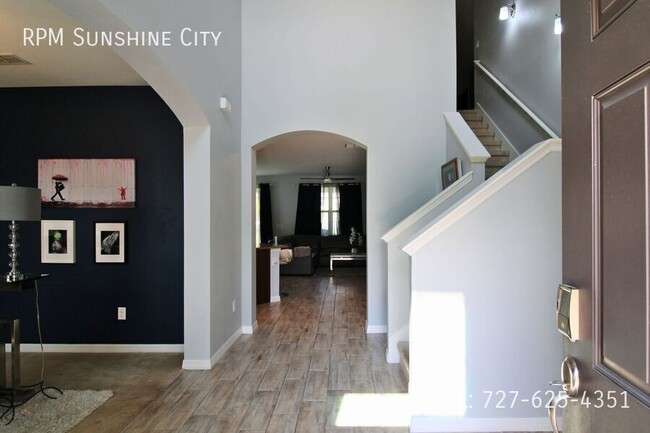 Building Photo - Stunning 5-Bedroom Home for Rent in Riverv...