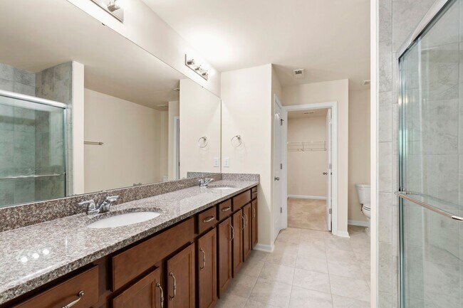 Building Photo - Elegant Townhome Near Southpoint Mall!