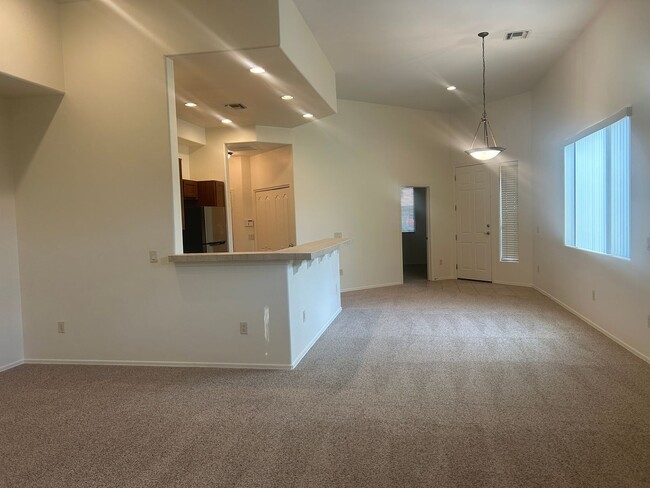 Building Photo - Fresh paint! New Carpets! 3 Bed 2 Bath hom...