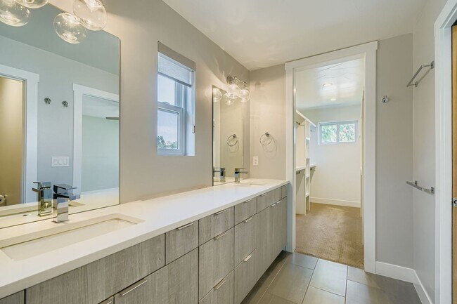 Building Photo - Beautiful, Modern 3 Bed/ 4 bath Home in Curtis Park! FIRST MONTHS RENT FREE!