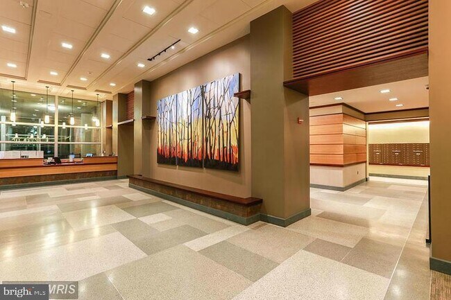 Building Photo - 4600 S Four Mile Run Dr