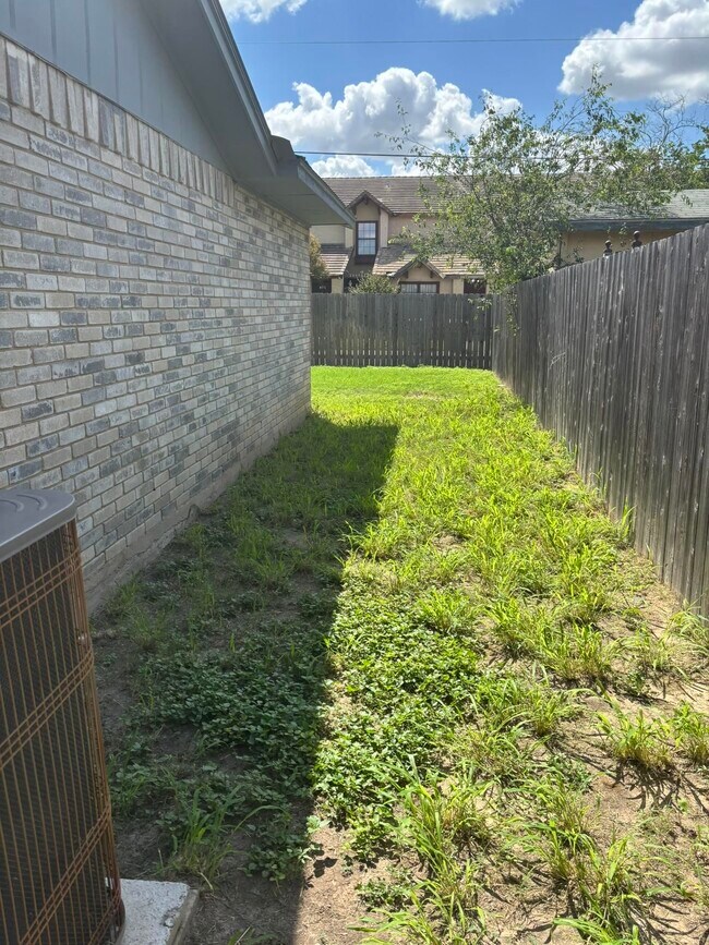 Building Photo - 213 S Dakota St