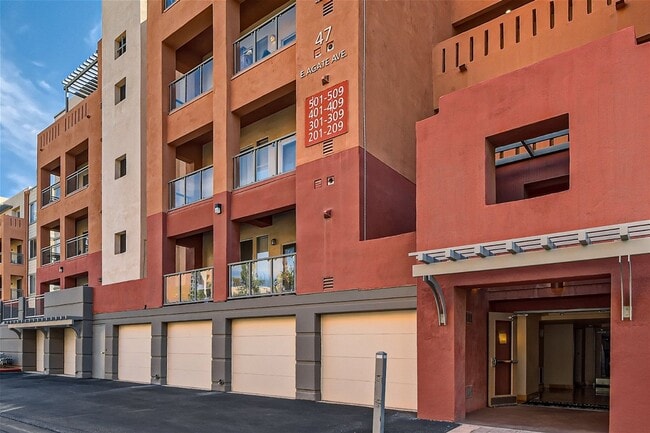 Building Photo - 2 Bedroom Mid-Rise Condo at PARK AVENUE!
