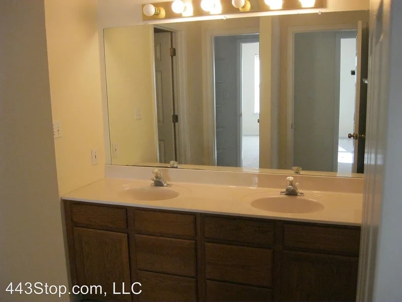 Building Photo - 310 Nikki Way