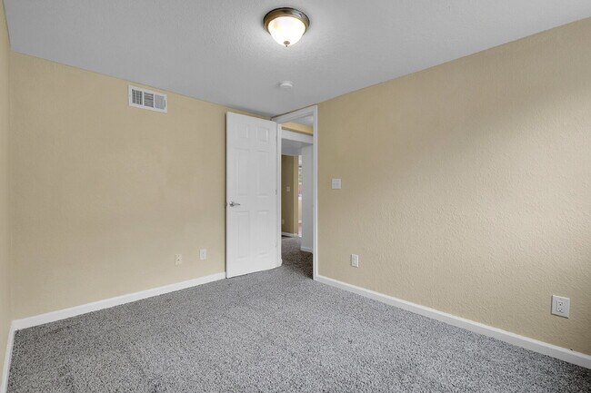 Building Photo - $1,795.95 - 2 Bed, 1 Bath Duplex Unit in Littleton with Fenced in yard, and In Unit Laundry!