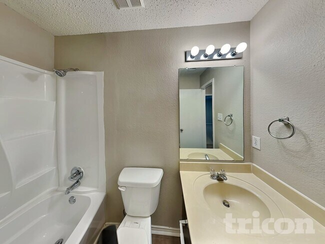 Building Photo - 211 Meagan St