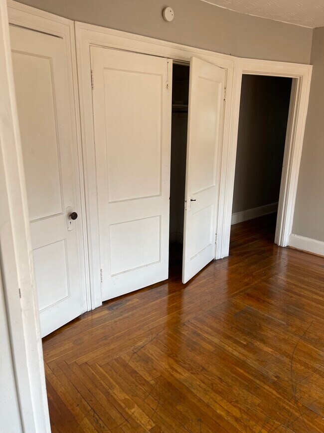 Building Photo - 5 E Mitchell Ave