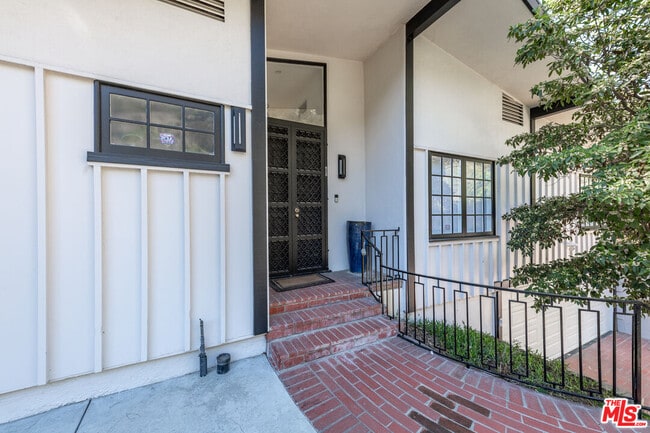 Building Photo - 10120 Cielo Dr