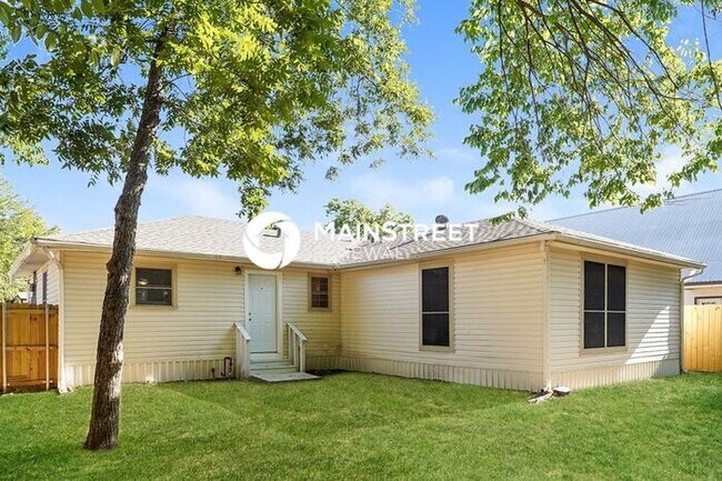 Building Photo - 3 Bedroom Pet-Friendly Home in CRANDALL, TX with Main Street Renewal