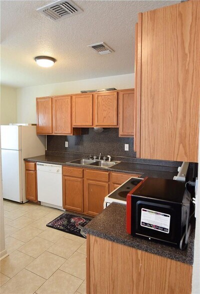Building Photo - 3208 Hereford Ln