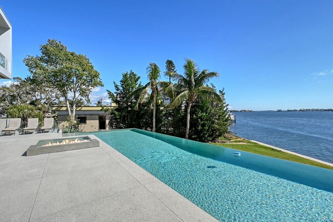 Building Photo - Luxurious Bay Front Home