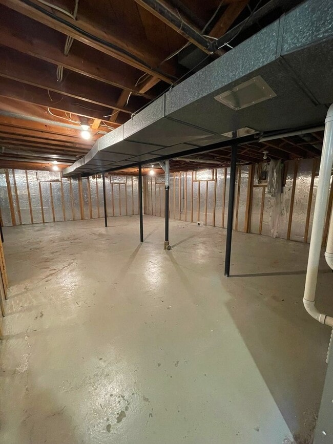 Building Photo - Beautiful Three Bedroom Home