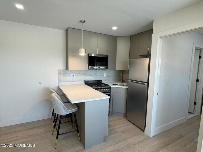 Building Photo - 1217 Ocean Ave N