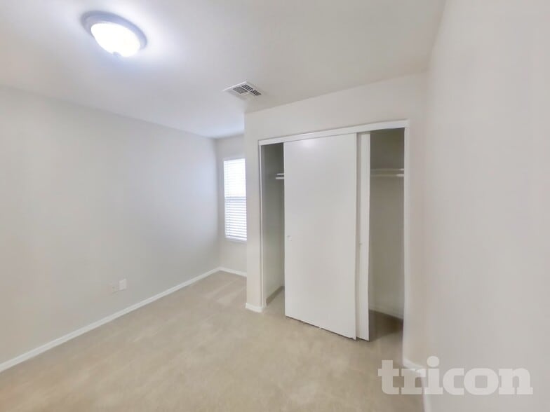 Building Photo - 4005 E La Salle St