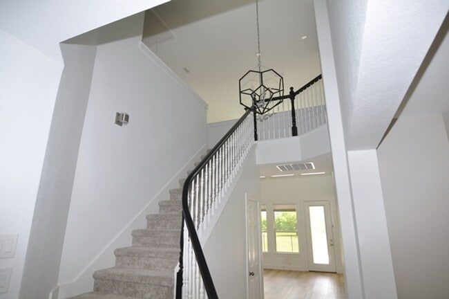 Building Photo - Stunning 4-2.5-2 with sparkling POOL in Gr...