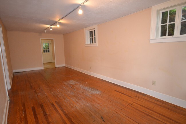 Building Photo - 547 Lockhart Rd