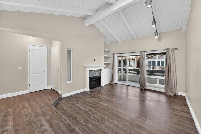 Building Photo - HUNTINGTON BEACH HOME - 1.5 Miles from the Beach
