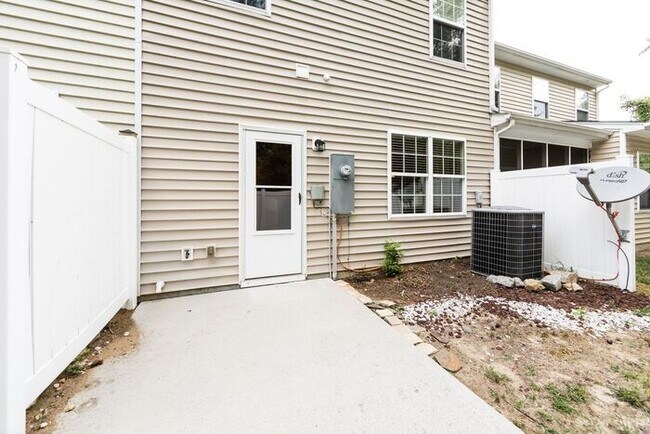 Building Photo - Beautiful 3BD/2.5BA Townhome in the Lions ...