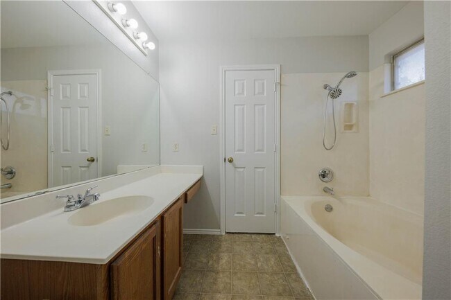 Building Photo - 2905 Rainy River Dr