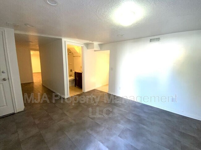 Building Photo - 7325 S Wood Grn Rd