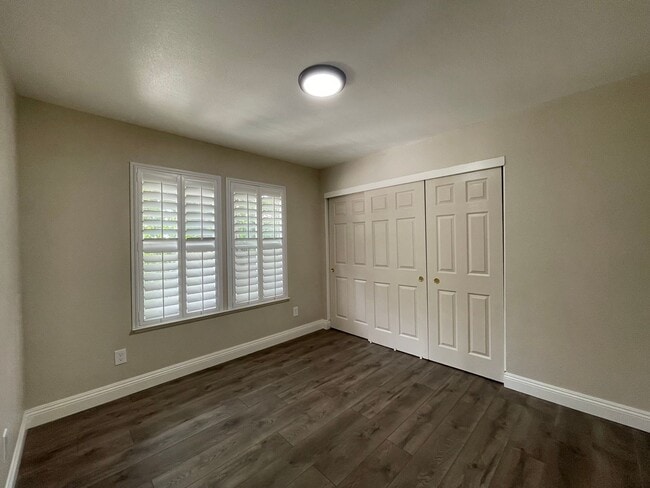 Building Photo - Amazing Location, Central Heat and Air, Washer & Dryer, Must See!