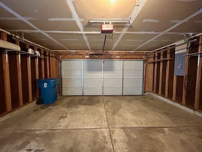 Building Photo - Beautiful 3 Bedroom 2 Bath Ranch On A Pond...