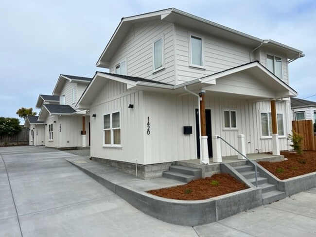 Building Photo - NEWER 3/2 Construction in Eureka! Beautifu...