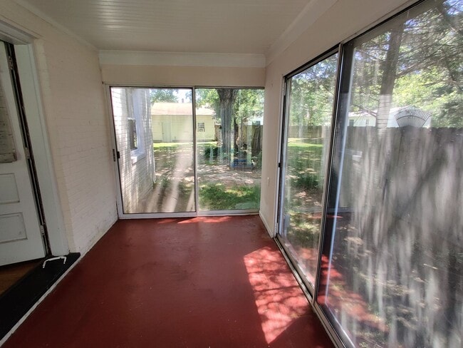 Building Photo - 3 bedroom home with a detached garage