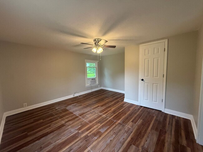 Building Photo - 4 Bedroom 1 Bathroom Home Located in Greeneville, TN