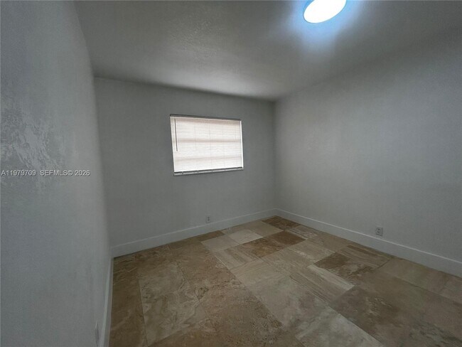 Building Photo - 916 SW 10th St