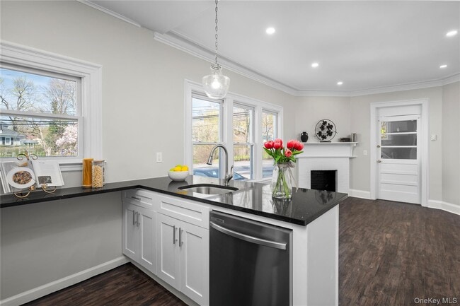 Building Photo - 579 Broadway