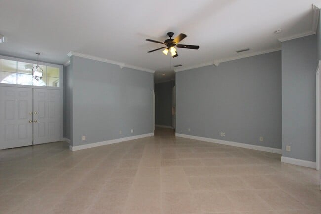 Building Photo - 240 Sussex Cir