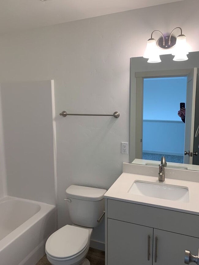 Building Photo - Modern 3 Bed/2.5 Bath Townhome in NW Redmond