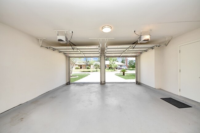 Building Photo - 18019 Autumn Hills Dr