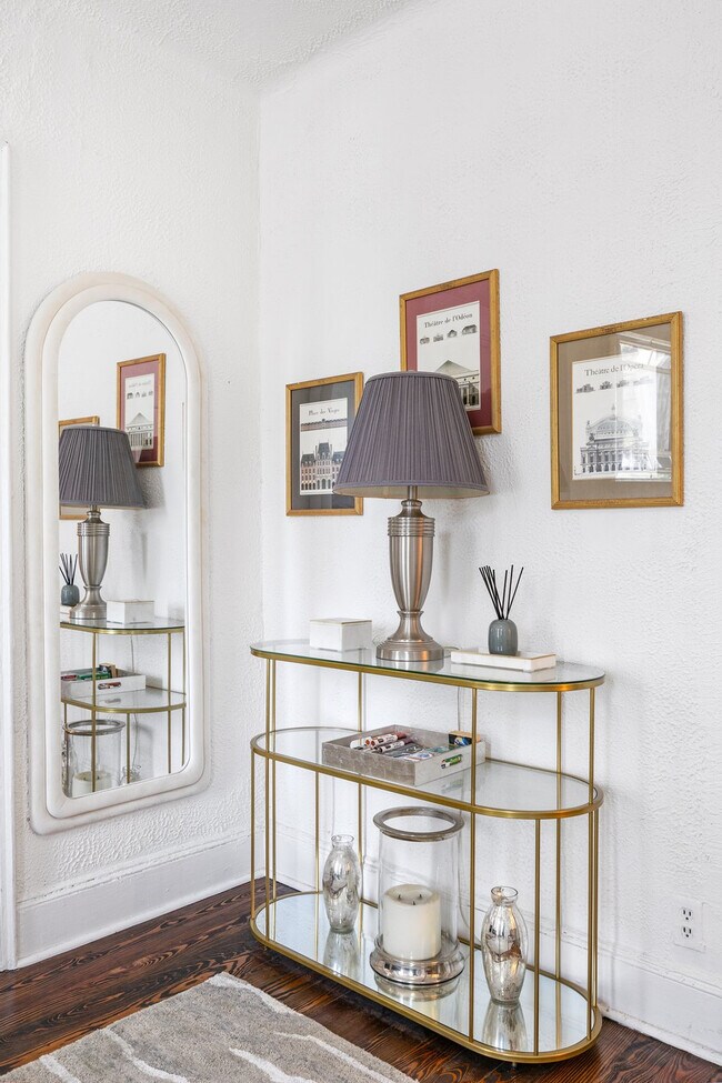 Building Photo - 542 E 14th St