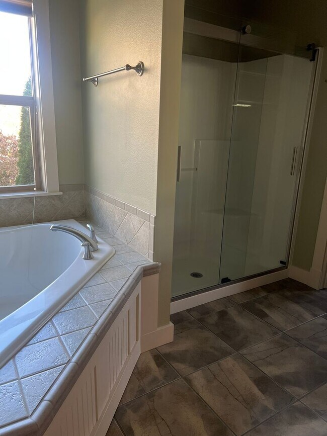 Building Photo - "Luxury Living: Stunning home with marble counter tops & Fireplace!"