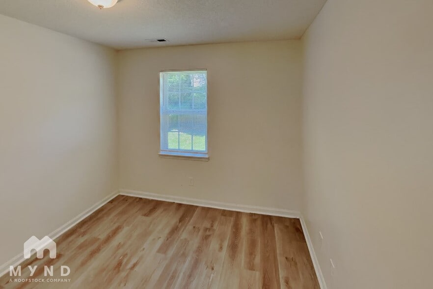 Building Photo - 219 Chattaroy Dr