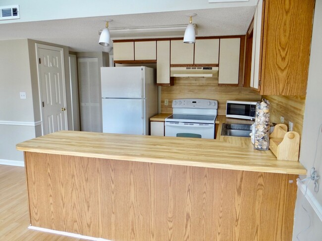 Building Photo - 2 bedroom 2 bath unit in Deer Creek