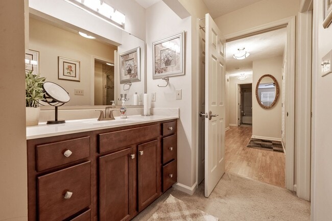 Building Photo - Furnished or Unfurnished Top Floor Condo