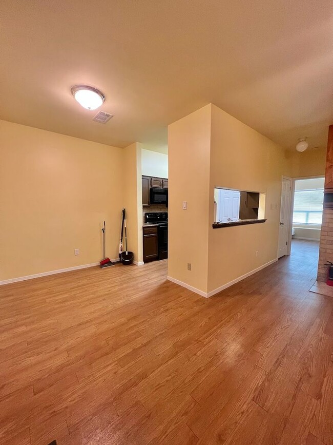 Building Photo - WONDERFUL WEST CAMPUS 1 BEDROOM - AVAILABL...