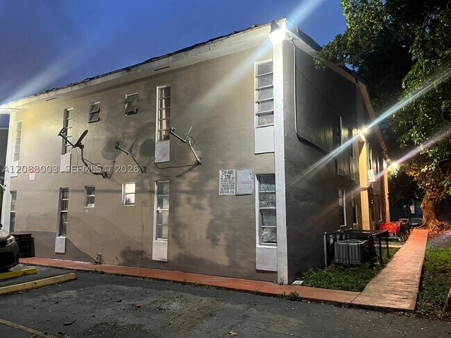 Building Photo - 1525 NW 19th St