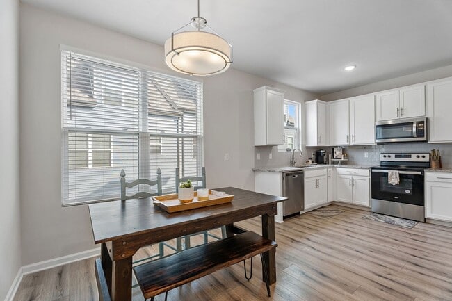 Building Photo - Townhome For Lease