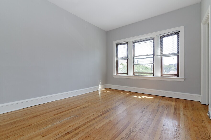 Building Photo - 4754 N Lincoln Ave