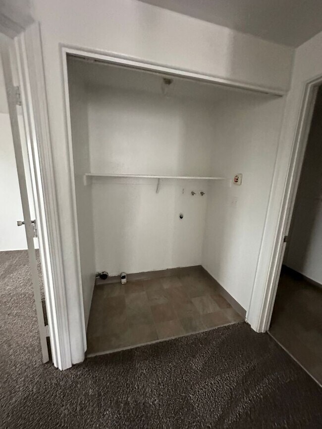 Building Photo - 756 N Riverside Ave