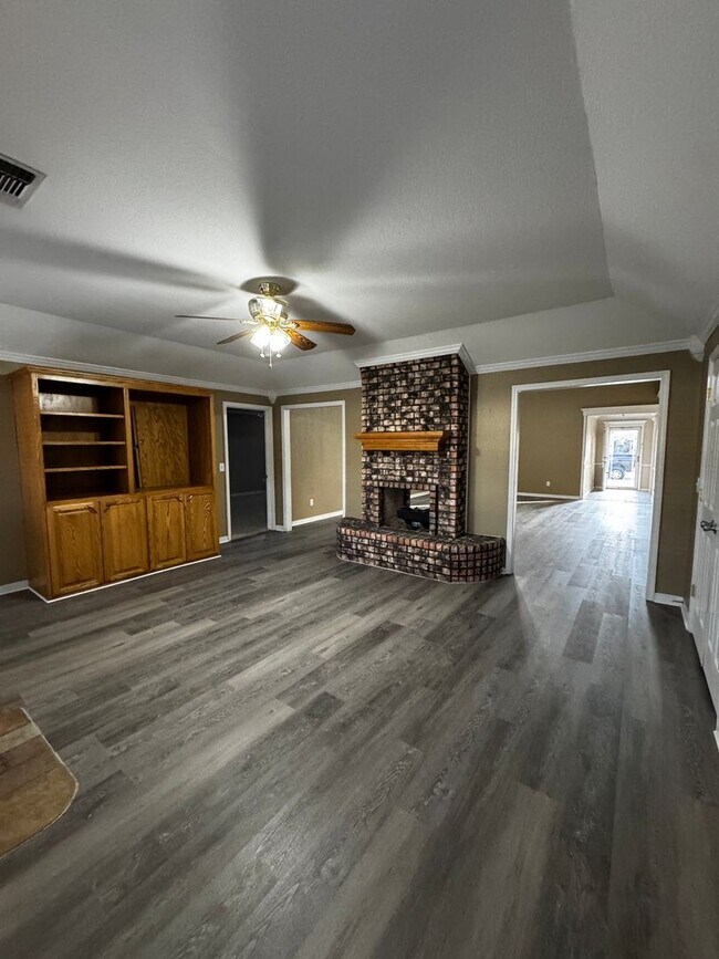 Building Photo - 4 Bedrooms 3 bathrooms, OFFICE 2 living rooms, and 2 car garage